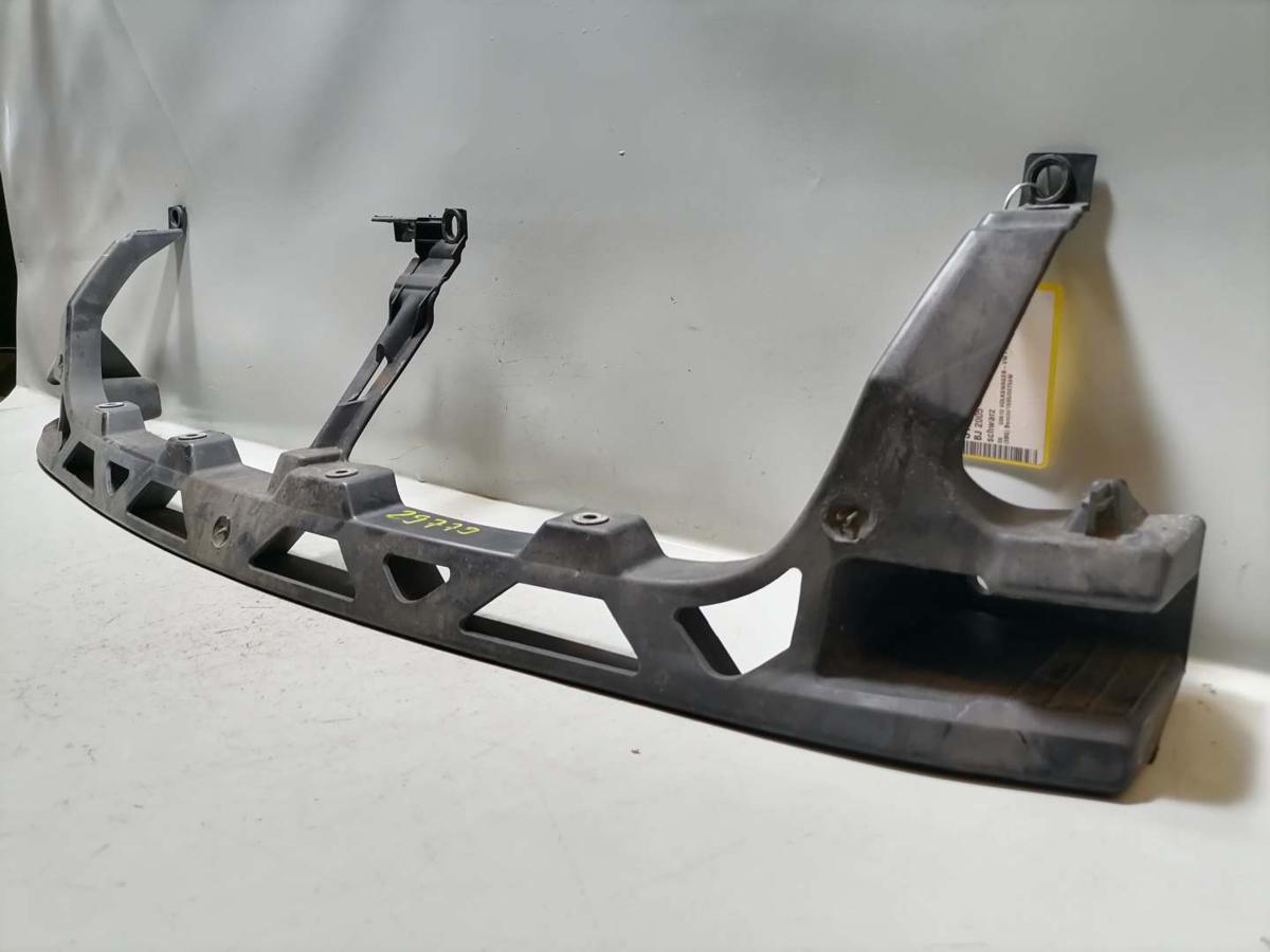 VW Passat 3BG original Grilltr&auml;ger Plastik-Verst&auml;rkung St&uuml;tzteil Sto&szlig;f&auml;nger vorn oben Bj.2005